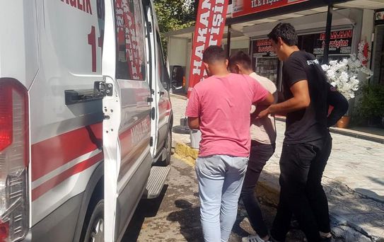 Elektrikli bisiklet kavunların olduğu arabaya çarptı: 1 yaralı