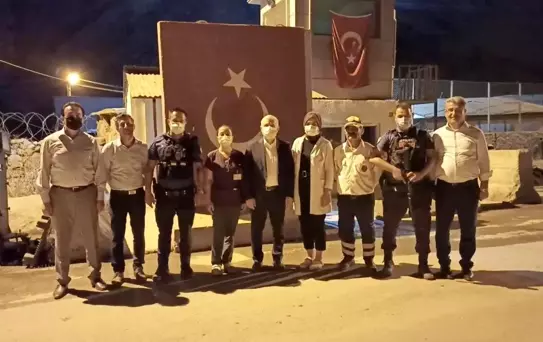 AK Parti Hakkari İl Başkanı Özbek'ten gece aşı çalışması yapan sağlıkçılara teşekkür