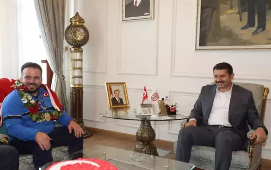 Dünya şampiyonu işitme engelli güreşçi Dursun Güzel, Sivas Valisi Salih Ayhan'ı ziyaret etti