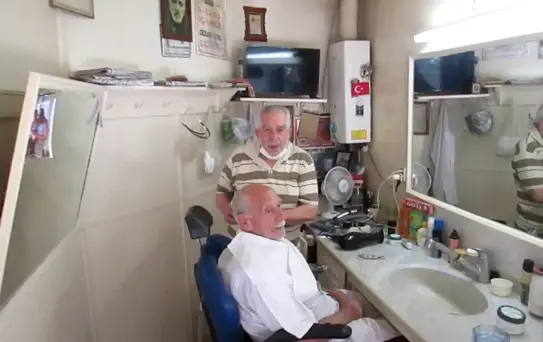 Erdek'te yarım asırdır berberlik yapıyor