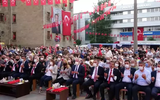 Isparta'da binlerce kişi demokrasi nöbetinde