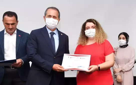 Beyoğlu'nda online eğitim programına katılan kursiyerler sertifikalarını aldı