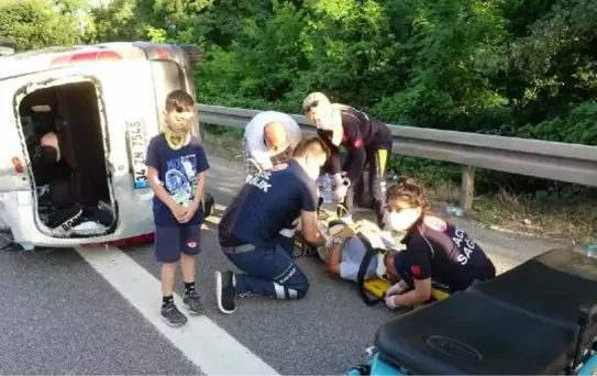 HAFİF TİCARİ ARAÇ DEVRİLDİ 5 YARALI