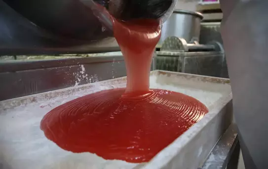 Yarım asırlık dükkanda düğün ve bayramların vazgeçilmezi 'muska lokum' üretiyor