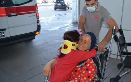 HAFİF TİCARİ ARAÇ İLE OTOMOBİL ÇARPIŞTI: 7 YARALI