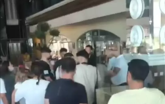 REZERVASYON YAPTIRAN TATİLCİLER İÇERİ ALINMADI, OTEL VE ACENTE SAHİPLERİ BİRBİRLERİNİ SUÇLADI