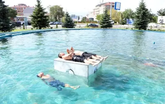220 VOLTLUK ELEKTRİK SİSTEMİNİN OLDUĞU HAVUZLARDA YÜZÜYORLAR