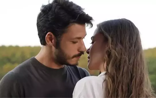 Cam Tavanlar'ın ömrü kısa sürdü! Bensu Soral ve Kubilay Aka, başrol oynadıkları dizi için veda paylaşımı yaptı