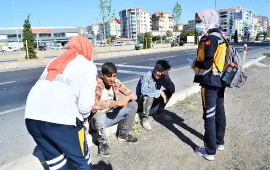 EVİN BAHÇE DUVARINI YIKARAK DEVRİLEN KAMYONETTEKİ SÜRÜCÜ İLE YOLCU KAÇTI