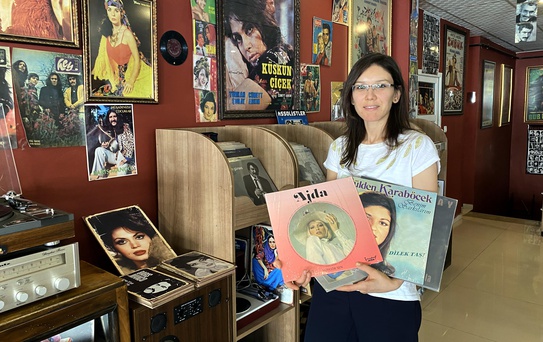 KOSGEB desteğiyle açtıkları kafede eski plaklarla nostalji yaşatıyorlar