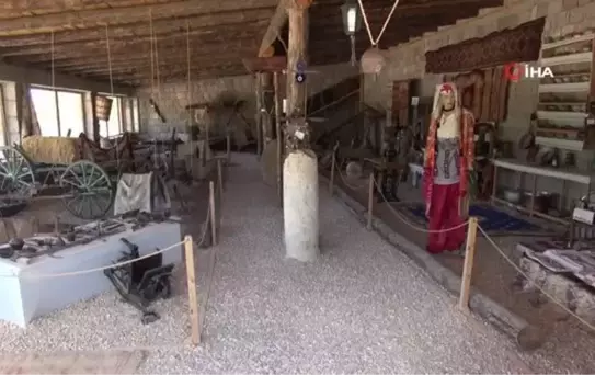 Beldede bulunan müzede çeşitli dönemlere ait 200 eser sergileniyor