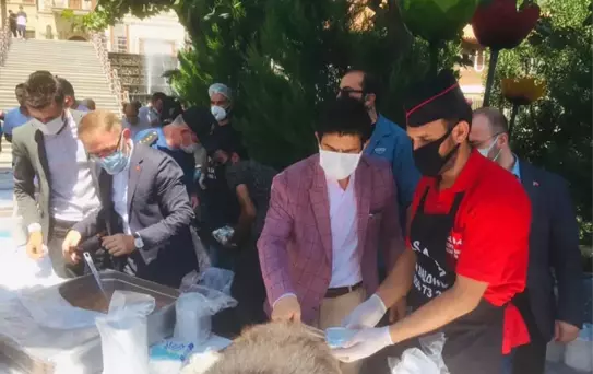 Ergani'de vatandaşlara aşure ikram edildi