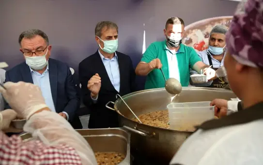 Serdivan'da vatandaşlara aşure ikram edildi