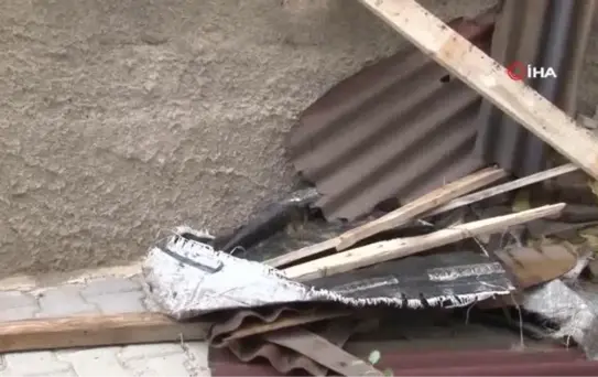 Ankara'da şiddetli rüzgar bir binanın çatısını uçurdu