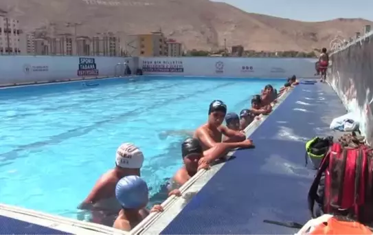 Kahramanmaraş'ın Elbistan ilçesinde Gençlik ve Spor Bakanlığı tarafından hayata geçirilen 'Yüzme Bilmeyen Kalmasın' Projesi kapsamında 250 çocuğa...