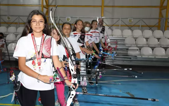 Çubuklu okçu ailenin Türkiye şampiyonu kızı hedef büyüttü