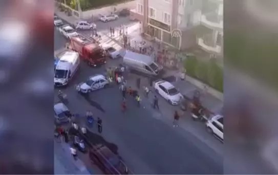 Son dakika haber | Minibüs ile otomobilin çarpıştığı kazada 1 yaya öldü, 3 kişi yaralandı