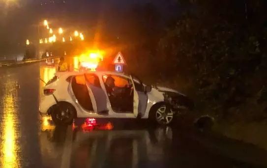 Samsun'da refüje çarpan otomobildeki 3 kişi yaralandı