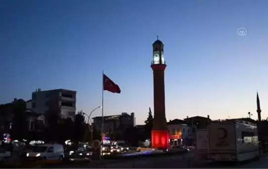 Tarihi Tophane Saat Kulesi DMD hastalığı farkındalığı için aydınlatıldı