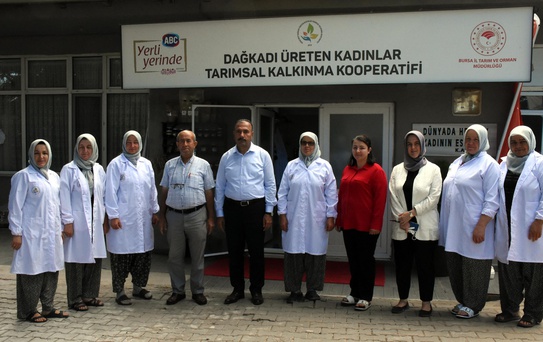 Tarlada ürettiklerini kurdukları kooperatifte işleyen kadınlar taleplere yetişemiyor