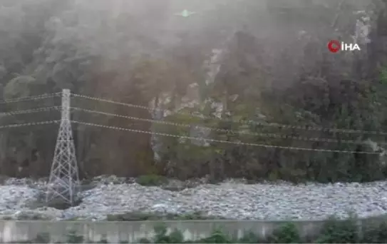 Hopa'daki çöp duvarı kokusuyla yoldan geçenleri rahatsız ediyor
