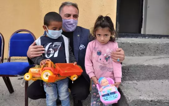 Muhsin Abiden Karslı çocuklara oyuncak