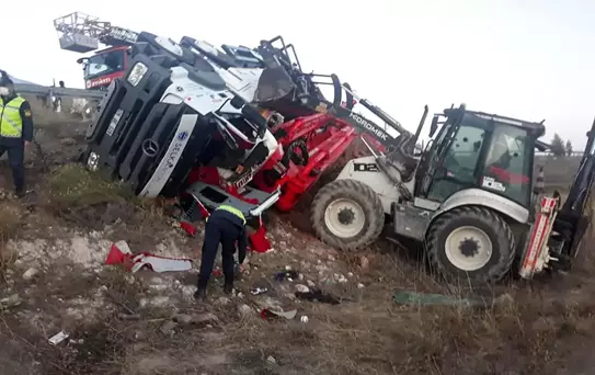 Kütahya'da beton mikseri devrildi, sürücü öldü, bir kişi yaralandı