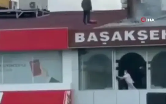 Başakşehir'de yanan bacayı söndürmek için seferber oldular, yangın tüpleri ile çatıya koştular