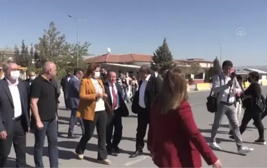 CHP'li Erkek, tutuklanan Denizli Gençlik Kolları Başkanının bulunduğu cezaevi önünde açıklama yaptı