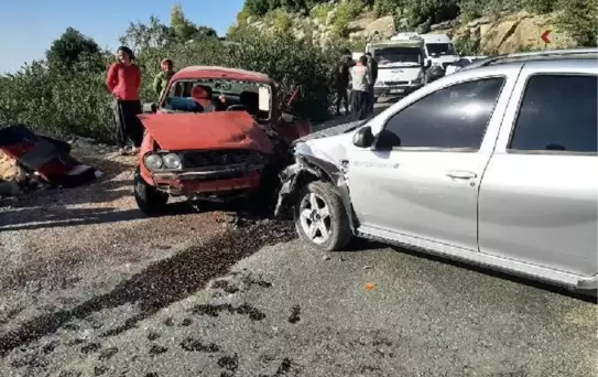 Otomobiller kafa kafaya çarpıştı: 5 yaralı