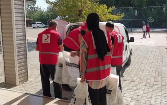 Türk Kızılaydan öğrencilere kırtasiye desteği