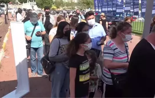 Antalya'da kitap fuarında imza sıraları metrelerce kuyruk oluştu