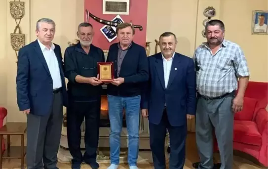 Festivalde derece alan çiftçiye plaket