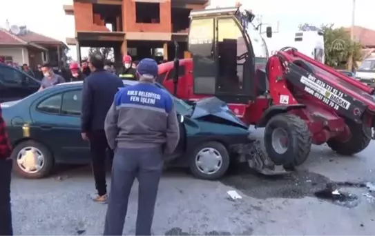 Otomobil ile iş makinesinin çarpışması sonucu 3 kişi yaralandı