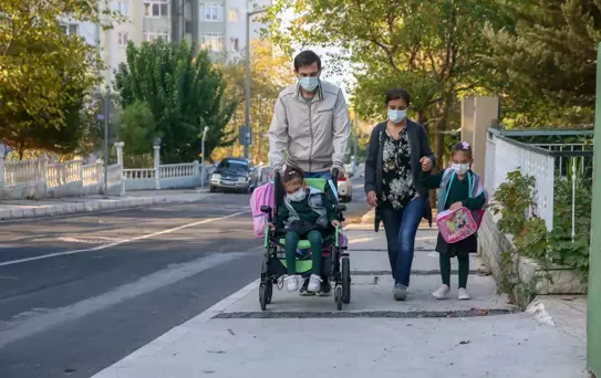 Serebral palsi hastası kızı için 'okullu' oldu