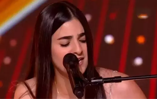 İsrail'deki müzik yarışmasına katılan genç kadın Türkçe şarkıyla damga vurdu
