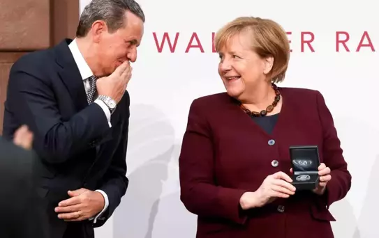 Merkel'e Walther Rathenau Ödülü verildi