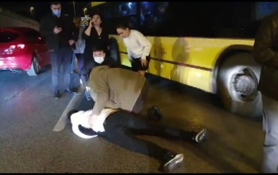 Fatih'te bir kişi üstgeçitten yola düştü