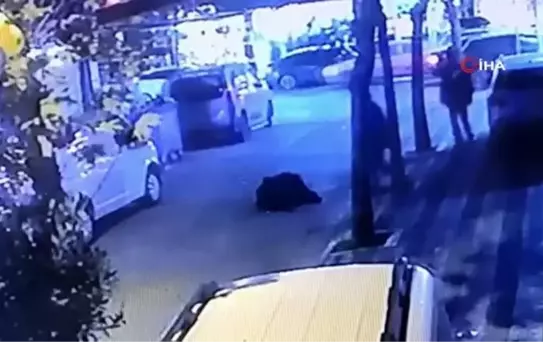 Aracın bagaj kısmı açıldı, tekstil ürünleri yola döküldü