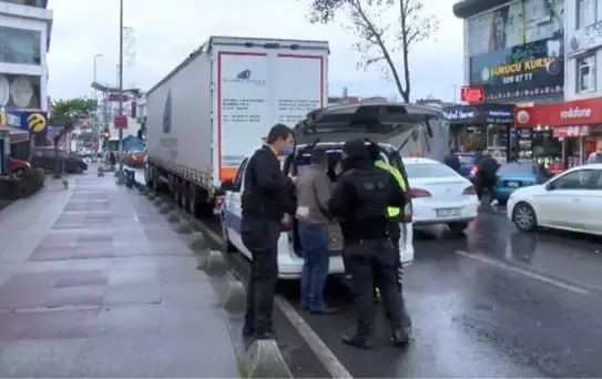 SANCAKTEPE'DE YOLUN KARŞINA GEÇERKEN TIR ÇARPTI