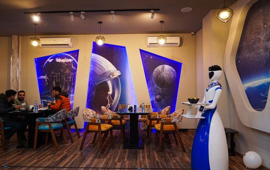 Irak'ın Musul kentindeki bir restoranda 'robot garsonlar' iş başında