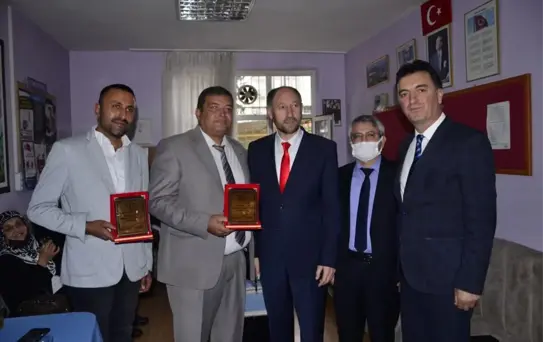 Kozan'da bir öğretmen sattığı ürünlerden elde ettiği gelirle okulu boyattı