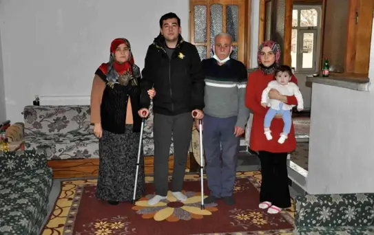 Fırat Kalkanı harekat bölgesinde gazi olan asker baba evinde