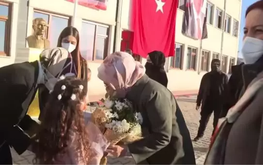 Cumhurbaşkanı'nın eşi Emine Erdoğan, bir okula kazandırılan kütüphanenin açılışını yaptı