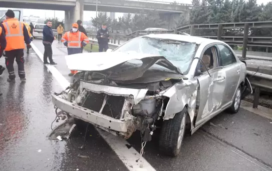 TEM Otoyolu Sultanbeyli mevkisindeki kazada 3 kişi yaralandı