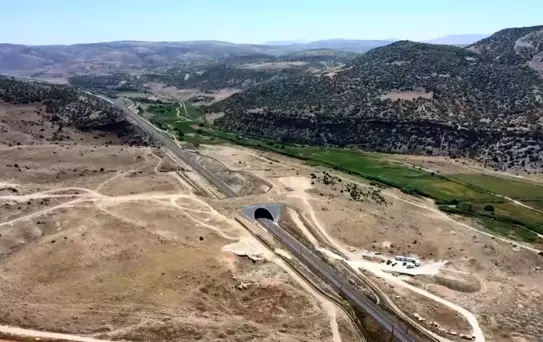 Son dakika... Ulaştırma Bakanı Karaismailoğlu: 'Dünyada YHT hattı üzerine ilk ekolojik köprüyü inşa ettik'