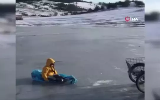 Buz tutan gölde bisiklet sürüp semaver yaptılar