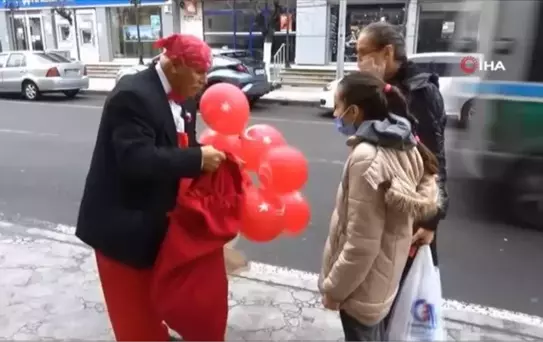 Son dakika... Ay yıldızlı elbisesi ile sokak sokak çocuklara hediye dağıtıyor