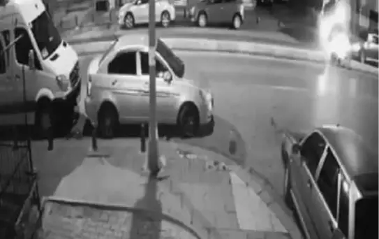 Son dakika haber | BAHÇELİEVLER'DE OTOMOBİL REFÜJE ÇARPIP UÇTU O ANLAR KAMERADA
