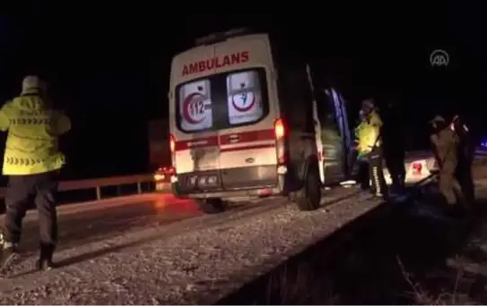 Devrilen otomobildeki 5 kişi yaralandı